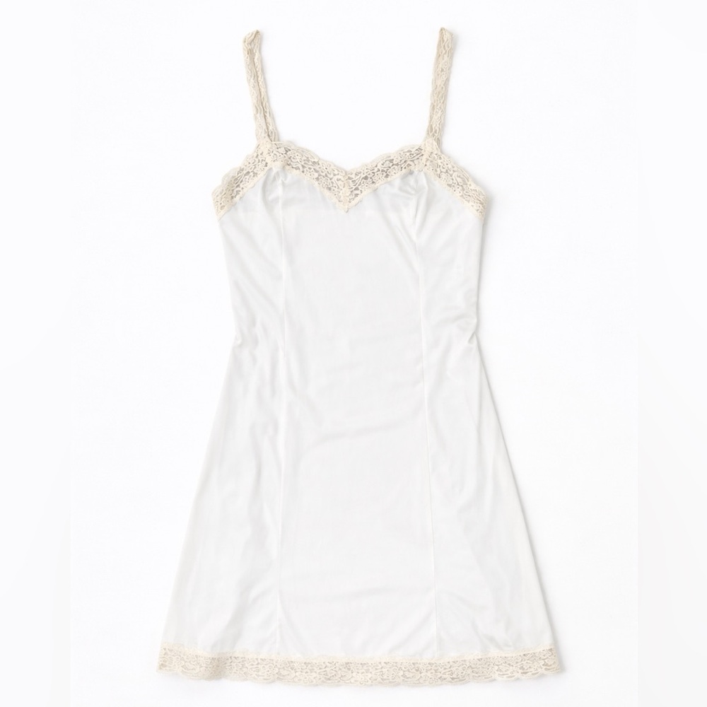 ivory vintage lace slip 🤍